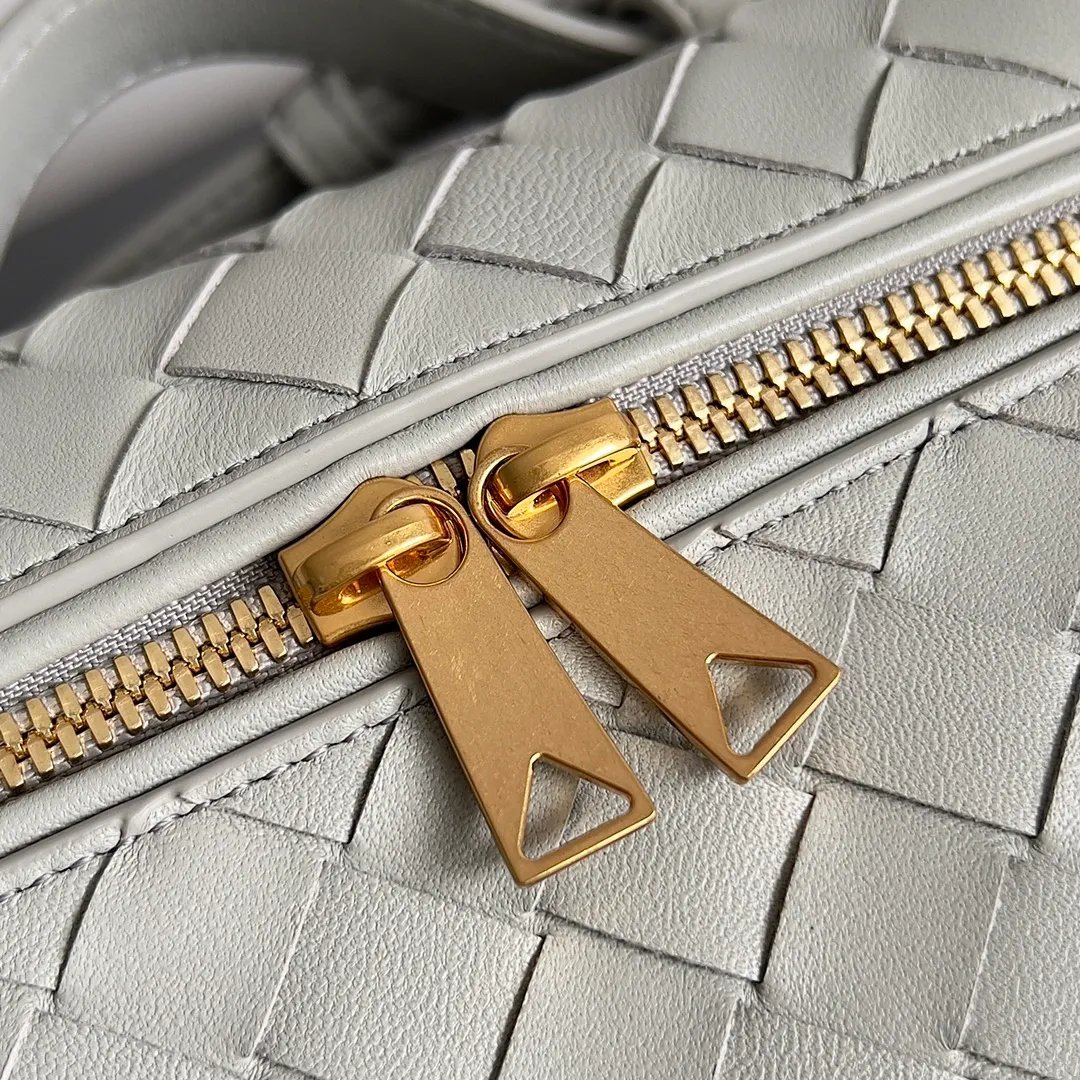 Batch 1360 Bottega Veneta 24 spring and summer woven zipper crossbody bag. A crossbody bag that can be used as a cosmetic bag. The exquisite weaving and compact body are an indispensable accessory for the upcoming summer. The double zipper also better protects the bag. It has a large capacity. If you like it, don’t miss it. Style number: 789109 Size: 22*12.5*5cm